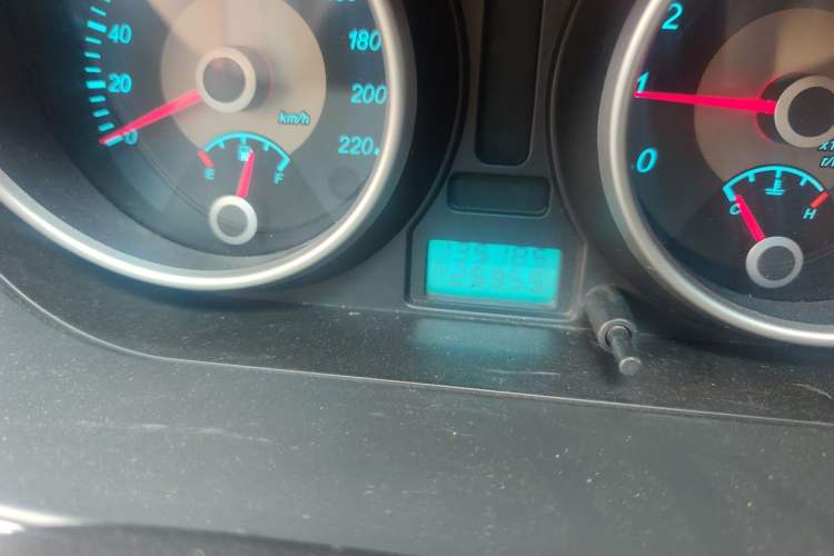 Used Buick Excelle 2011 1.6 LX-MT Odometer Close Up