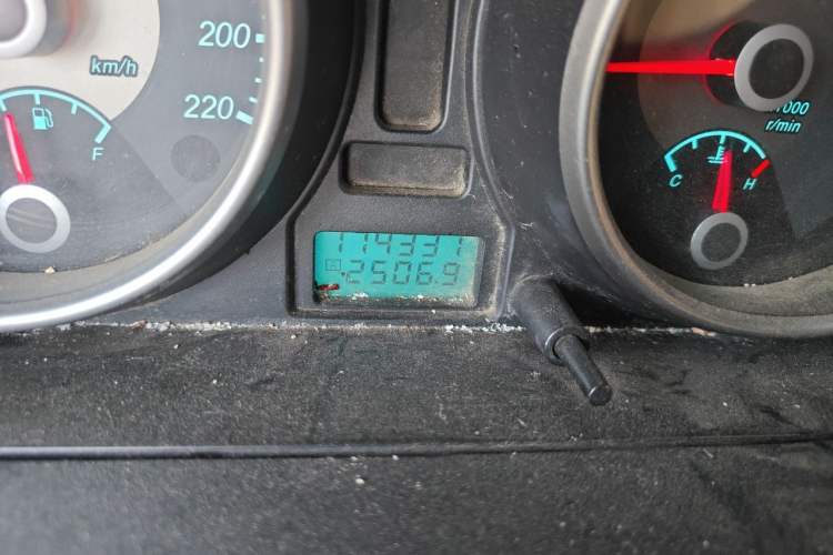 Used Buick Excelle 2011 1.6 LE-MT Odometer Close Up