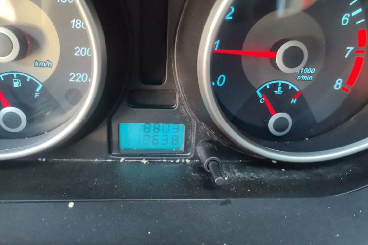 Used Buick Excelle 2011 1.6 LE-AT Odometer Close Up