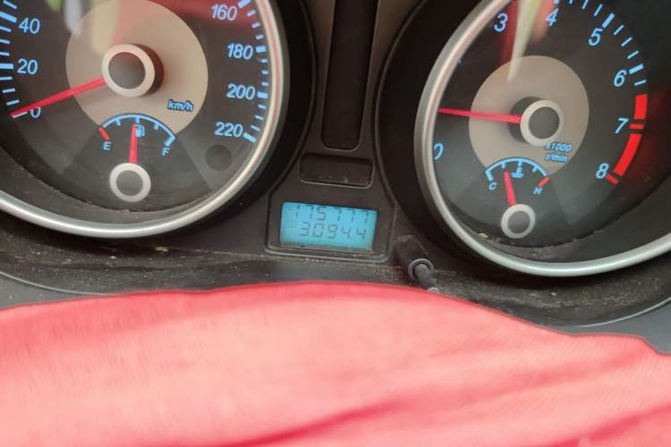 Used Buick Excelle 2011 1.6 LX-MT Odometer Close Up
