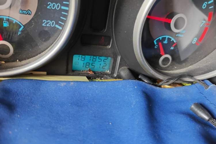 Used Buick Excelle 2011 1.6 LE-MT Odometer Close Up