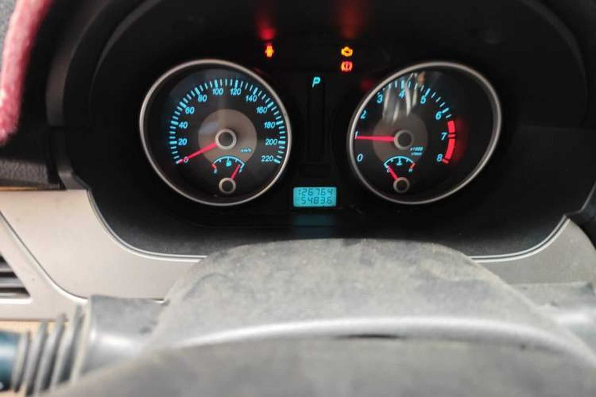 Used Buick Excelle 2011 1.6LX-AT Odometer Close Up