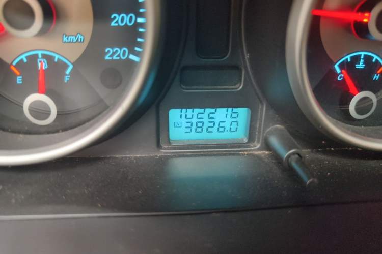 Used Buick Excelle 2011 1.6 LE-MT Odometer Close Up