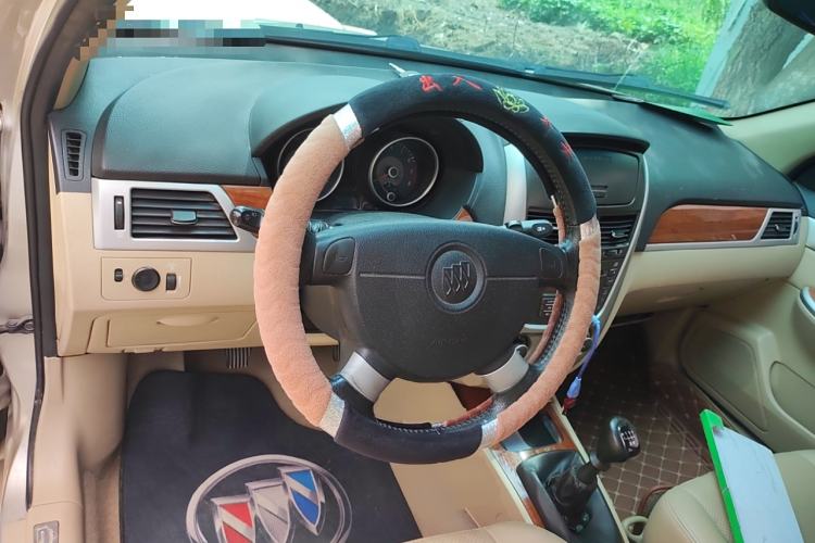 Used Buick Excelle 2011 1.6 LE-MT Center Console