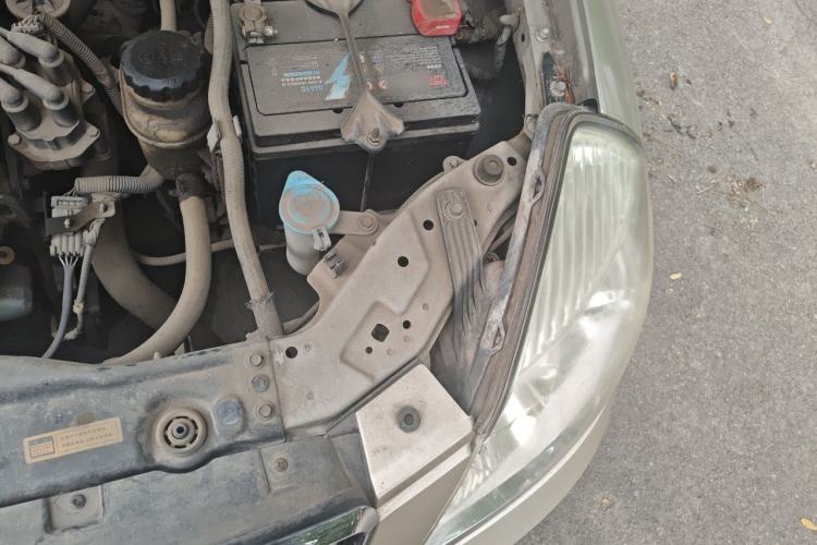 Used Buick Excelle 2011 1.6 LE-MT Engine Bay Left