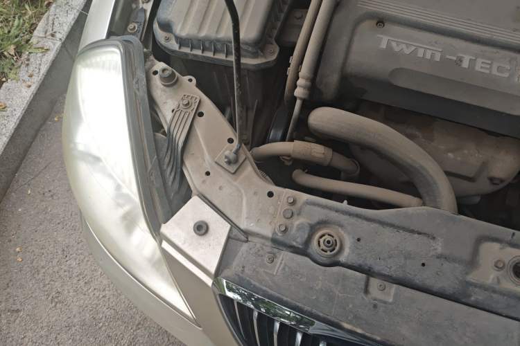 Used Buick Excelle 2011 1.6 LE-MT Engine Bay Right