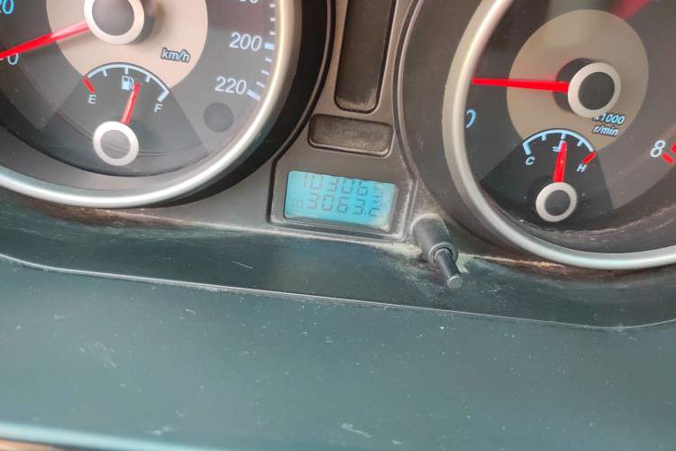 Used Buick Excelle 2011 1.6 LE-MT Odometer Close Up