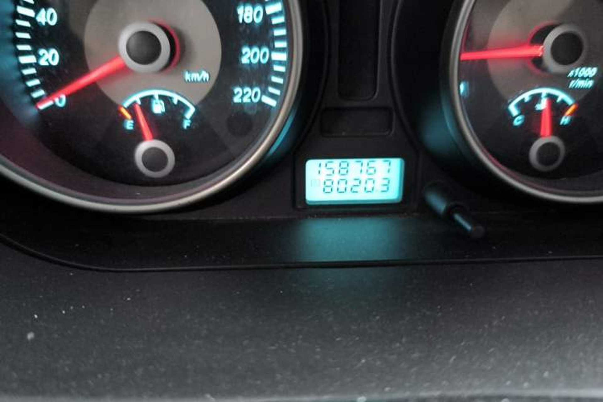 Used Buick Excelle 2011 1.6 LE-AT Odometer Close Up