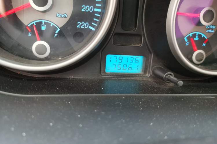 Used Buick Excelle 2011 1.6 LE-AT Odometer Close Up