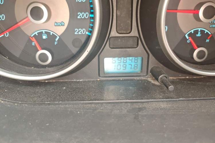 Used Buick Excelle 2011 1.6 LE-MT Odometer Close Up
