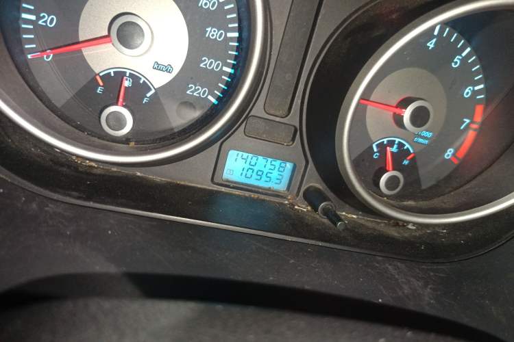 Used Buick Excelle 2011 1.6 LE-MT Odometer Close Up