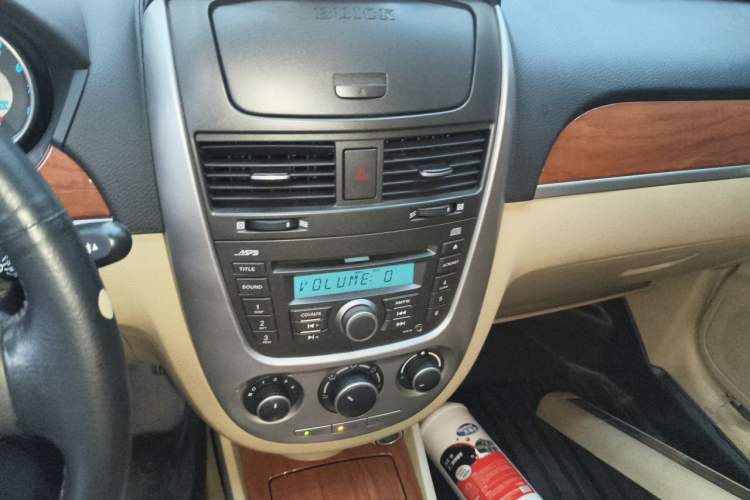 Used Buick Excelle 2011 1.6 LE-AT Audio And AC Panel