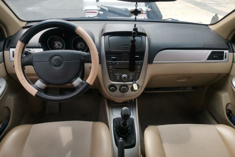 Used Buick Excelle 2011 1.6 LX-MT Center Console