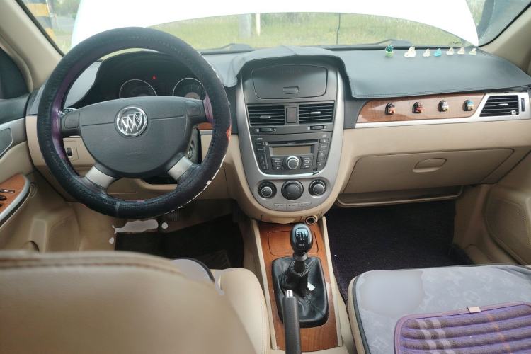 Used Buick Excelle 2011 1.6 LE-MT Center Console