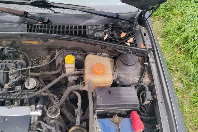 Used Buick Excelle 2011 1.6 LX-MT Engine Bay Left