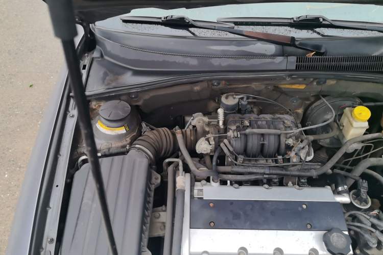 Used Buick Excelle 2011 1.6 LX-MT Engine Bay Right