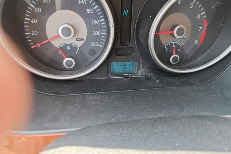 Used Buick Excelle 2011 1.6 LE-AT Odometer Close Up