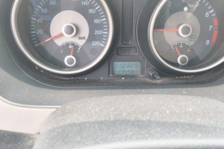 Used Buick Excelle 2011 1.6 LX-MT Odometer Close Up