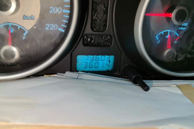 Used Buick Excelle 2011 1.6 LX-MT Odometer Close Up
