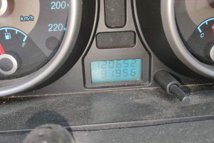 Used Buick Excelle 2011 1.6 LE-AT Odometer Close Up