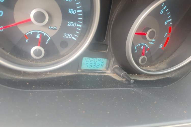 Used Buick Excelle 2011 1.6 LX-MT Odometer Close Up