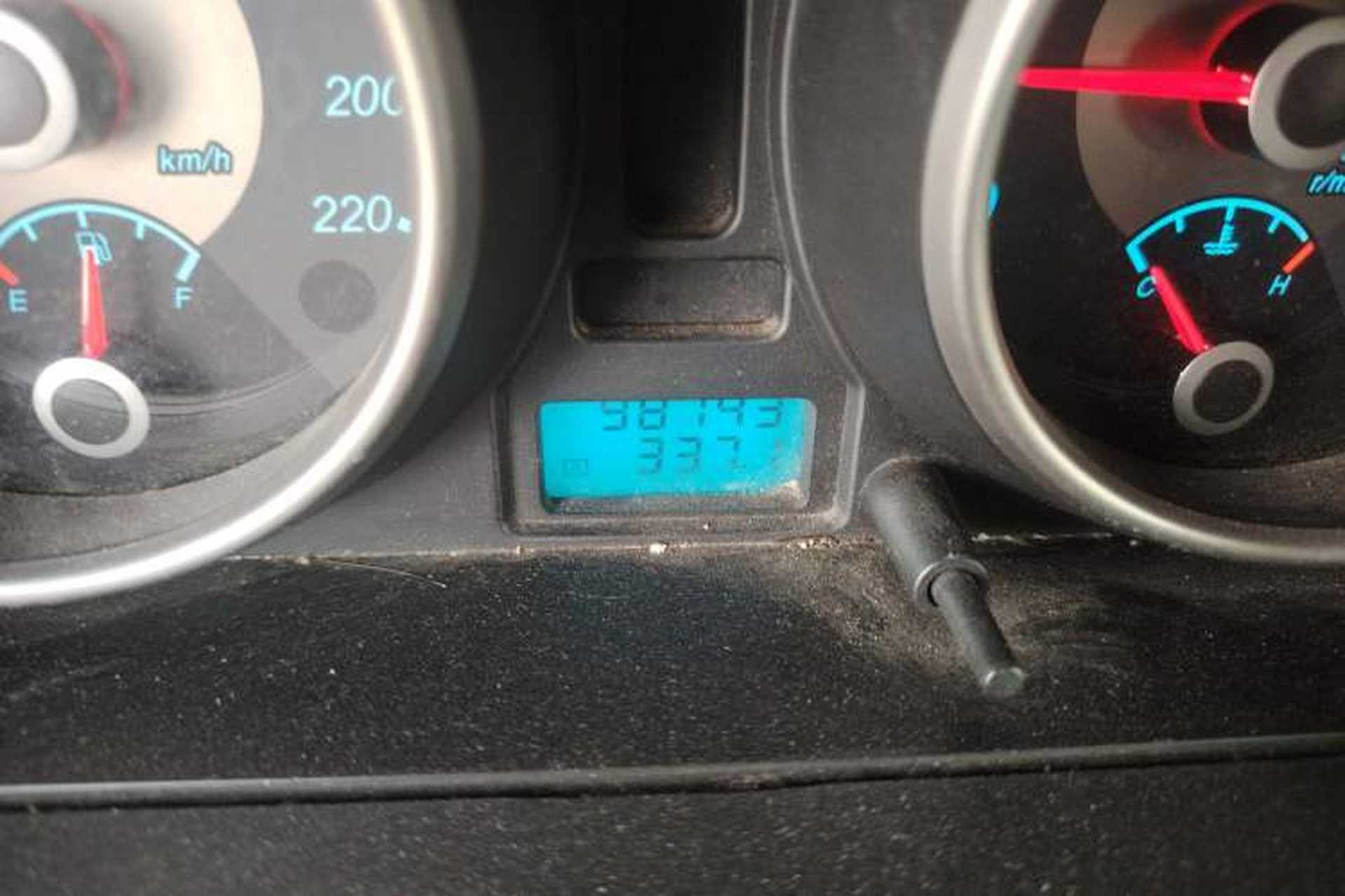 Used Buick Excelle 2011 1.6 LE-MT Odometer Close Up