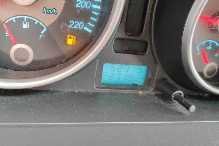Used Buick Excelle 2011 1.6LX-AT Odometer Close Up