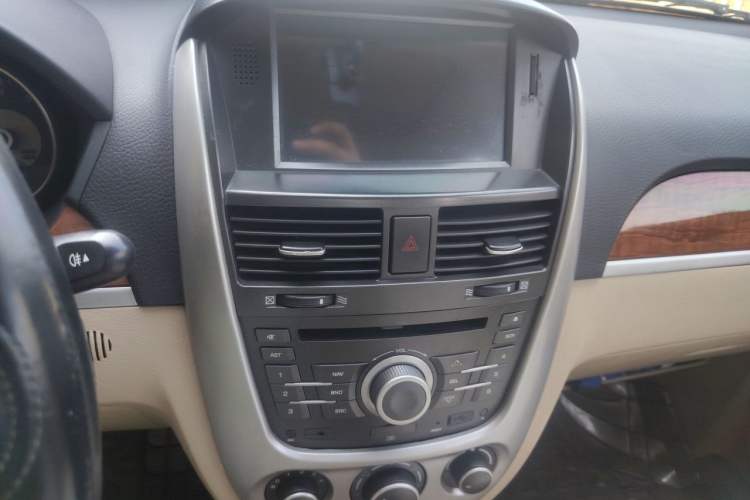 Used Buick Excelle 2011 1.6 LE-AT Audio And AC Panel