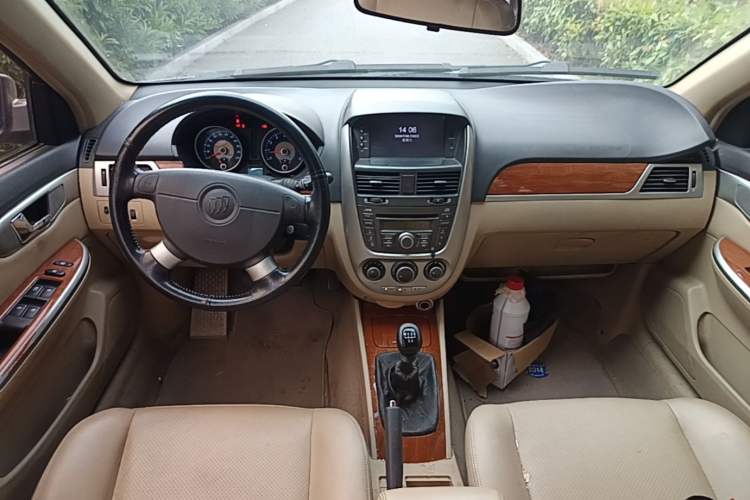 Used Buick Excelle 2011 1.6 LE-MT Center Console