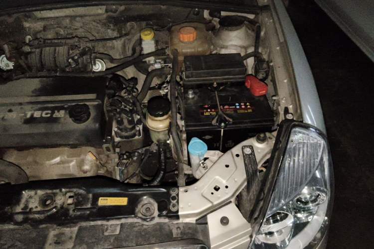 Used Buick Excelle 2011 1.6 LX-MT Engine Bay Left