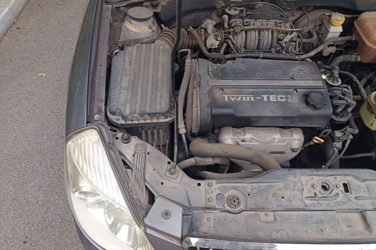 Used Buick Excelle 2011 1.6 LE-MT Engine Bay Right