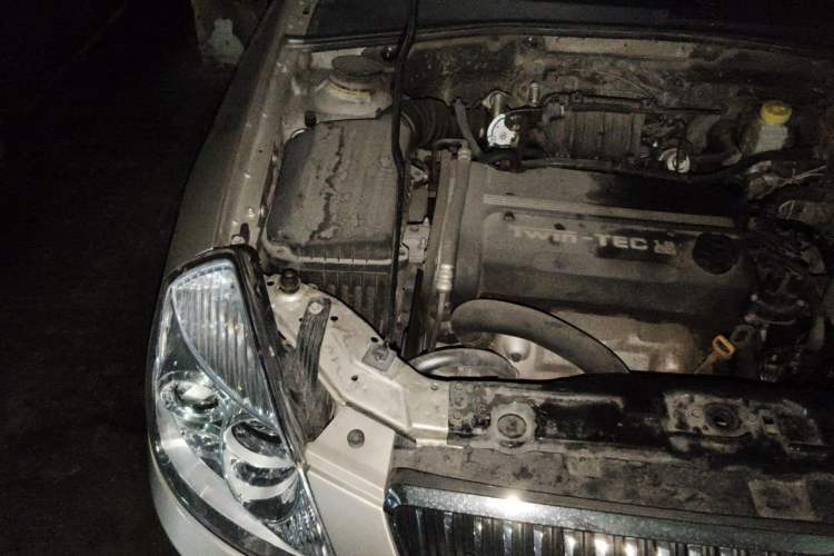 Used Buick Excelle 2011 1.6 LX-MT Engine Bay Right