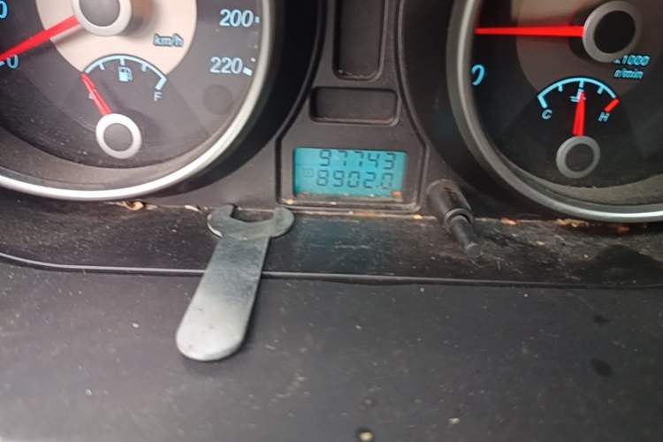 Used Buick Excelle 2011 1.6 LE-MT Odometer Close Up