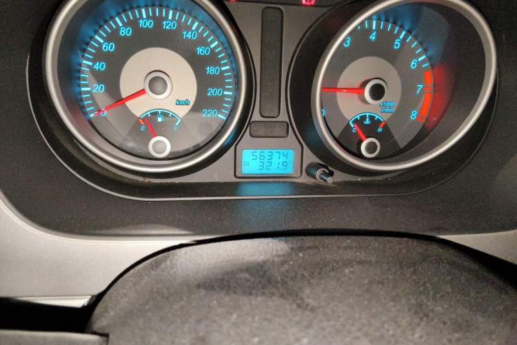 Used Buick Excelle 2011 1.6 LX-MT Odometer Close Up