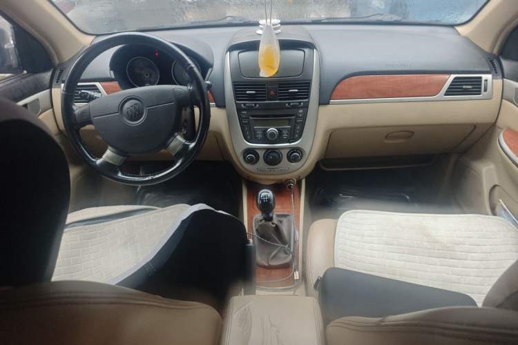 Used Buick Excelle 2011 1.6 LE-MT Center Console
