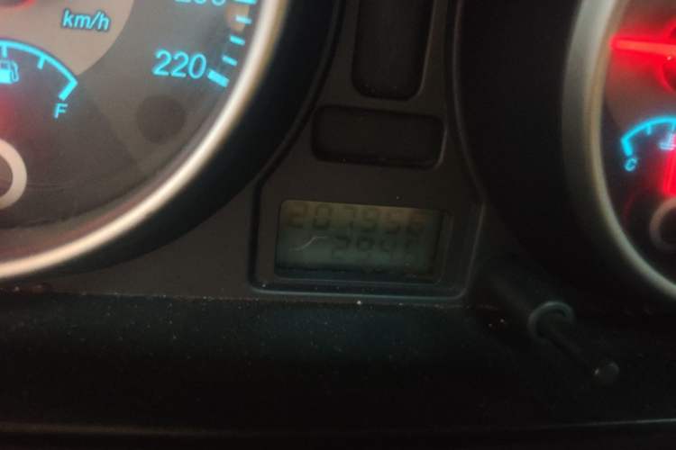 Used Buick Excelle 2011 1.6 LE-MT Odometer Close Up