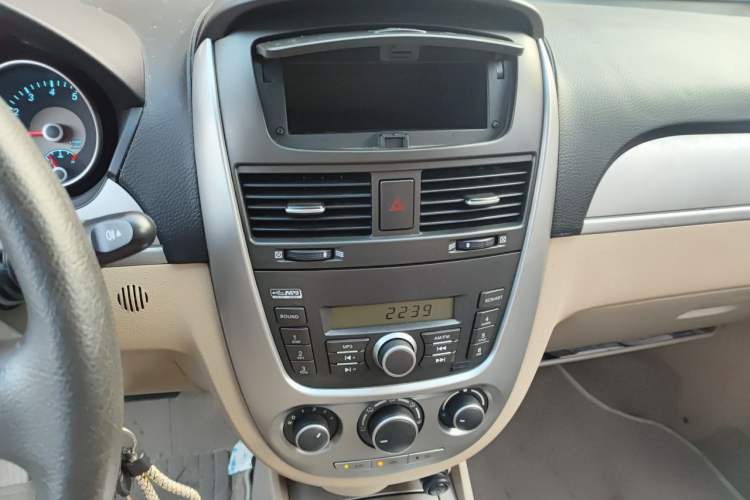 Used Buick Excelle 2011 1.6LX-AT Audio And AC Panel