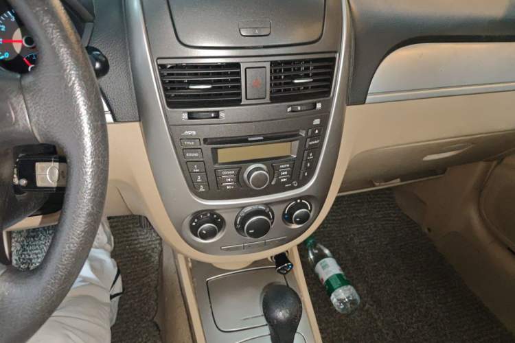 Used Buick Excelle 2011 1.6LX-AT Audio And AC Panel