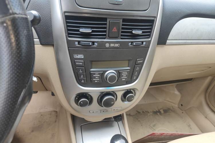Used Buick Excelle 2011 1.6LX-AT Audio And AC Panel