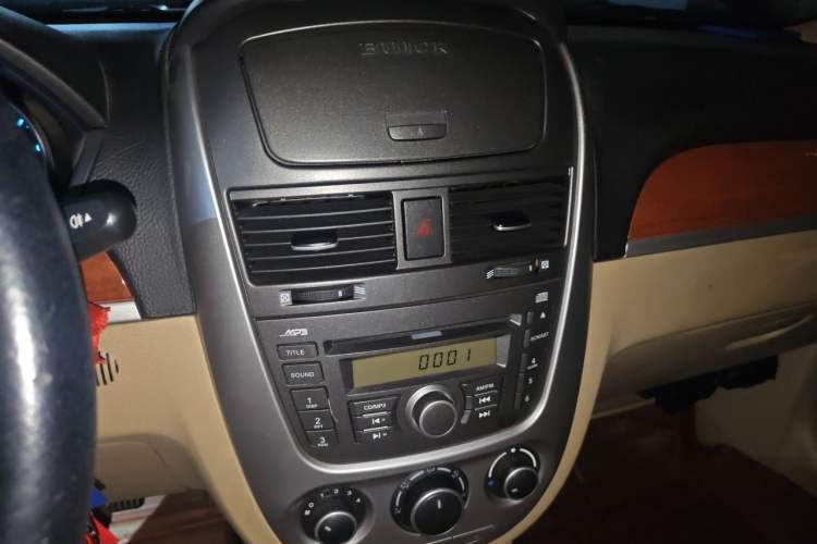 Used Buick Excelle 2011 1.6LX-AT Audio And AC Panel