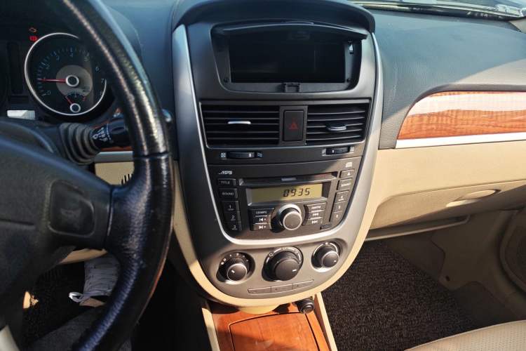 Used Buick Excelle 2011 1.6 LE-MT Audio And AC Panel