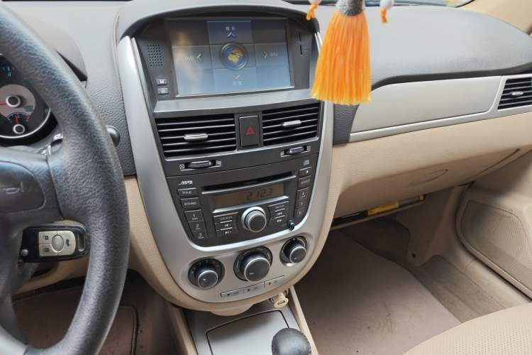 Used Buick Excelle 2011 1.6LX-AT Audio And AC Panel