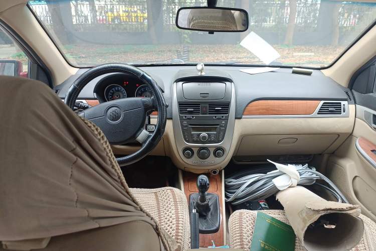 Used Buick Excelle 2011 1.6 LE-MT Center Console