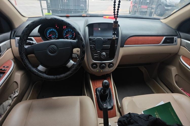Used Buick Excelle 2011 1.6 LE-MT Center Console