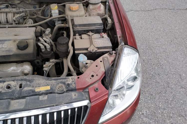 Used Buick Excelle 2011 1.6 LE-MT Engine Bay Left
