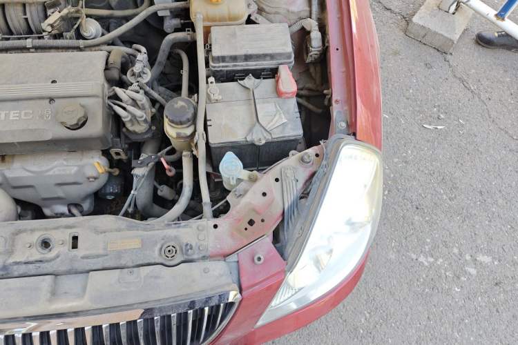 Used Buick Excelle 2011 1.6 LE-AT Engine Bay Left