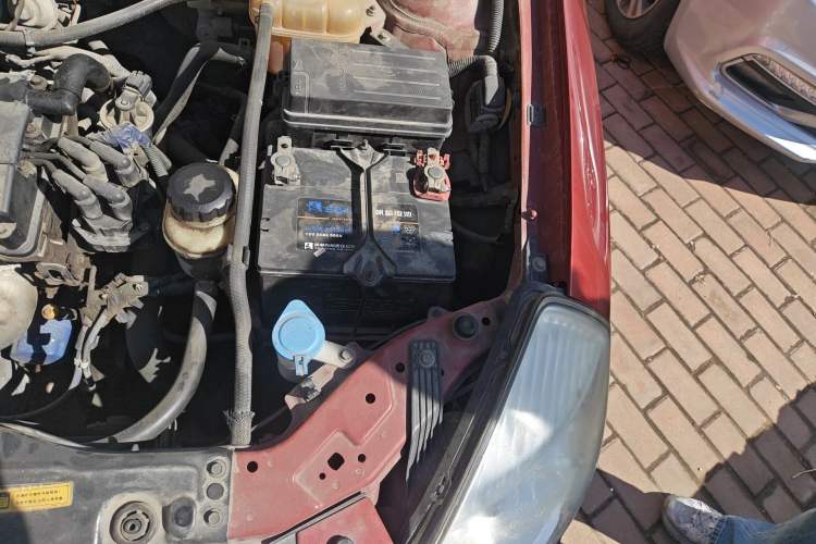 Used Buick Excelle 2011 1.6 LX-MT Engine Bay Left