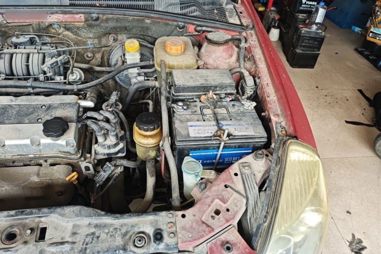 Used Buick Excelle 2011 1.6 LX-MT Engine Bay Left