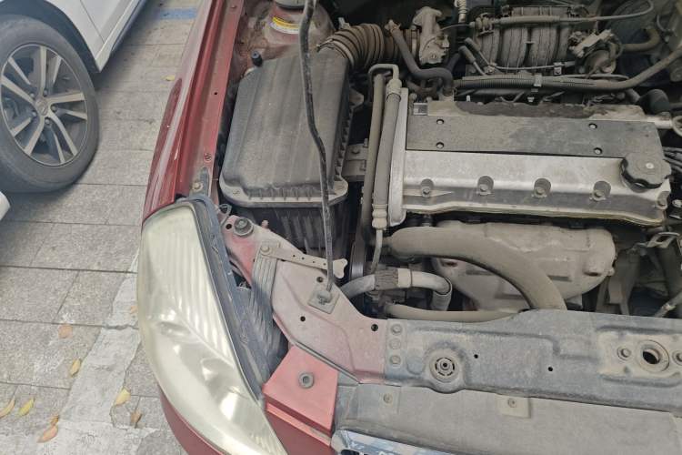 Used Buick Excelle 2011 1.6 LE-MT Engine Bay Right