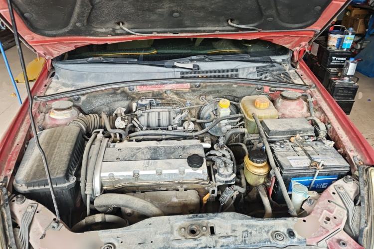 Used Buick Excelle 2011 1.6 LX-MT Engine Bay